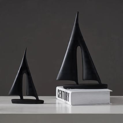 28 cm-es asztali dekoráció, gyanta, fekete