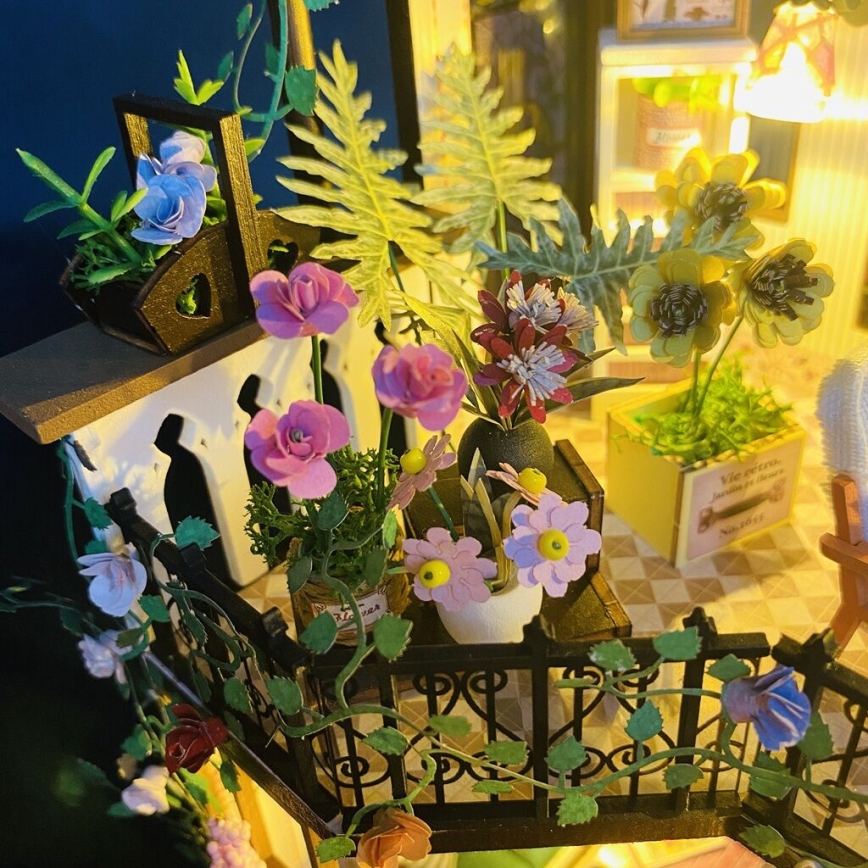 2Kids Toys - Darcy virágos házikó mini változat 2xAAA