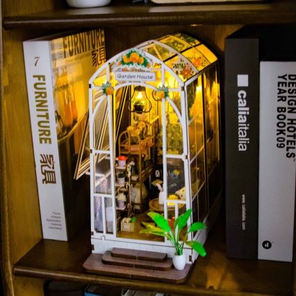 2Kids Játékok - Miniatűr Kerti Házikó 2xAAA