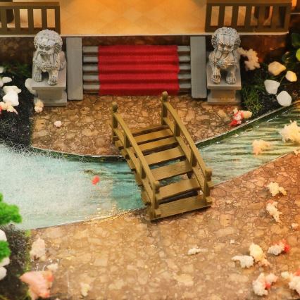 2Kids Játékok - Miniatűr mesebeli házikó 2xAAA-val