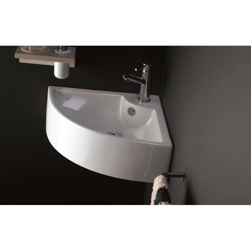 Bathco 0043 - Sarok falra szerelhető mosdó OPORTO 64,5x47 cm porcelán/fehér