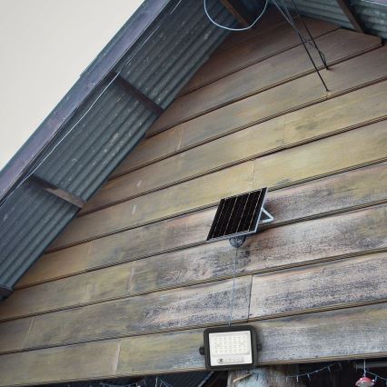 Fényerőszabályozható napelemes LED reflektor LED/50W/3,2V 2000-8000K IP65 3800 mAh fekete + távirányító