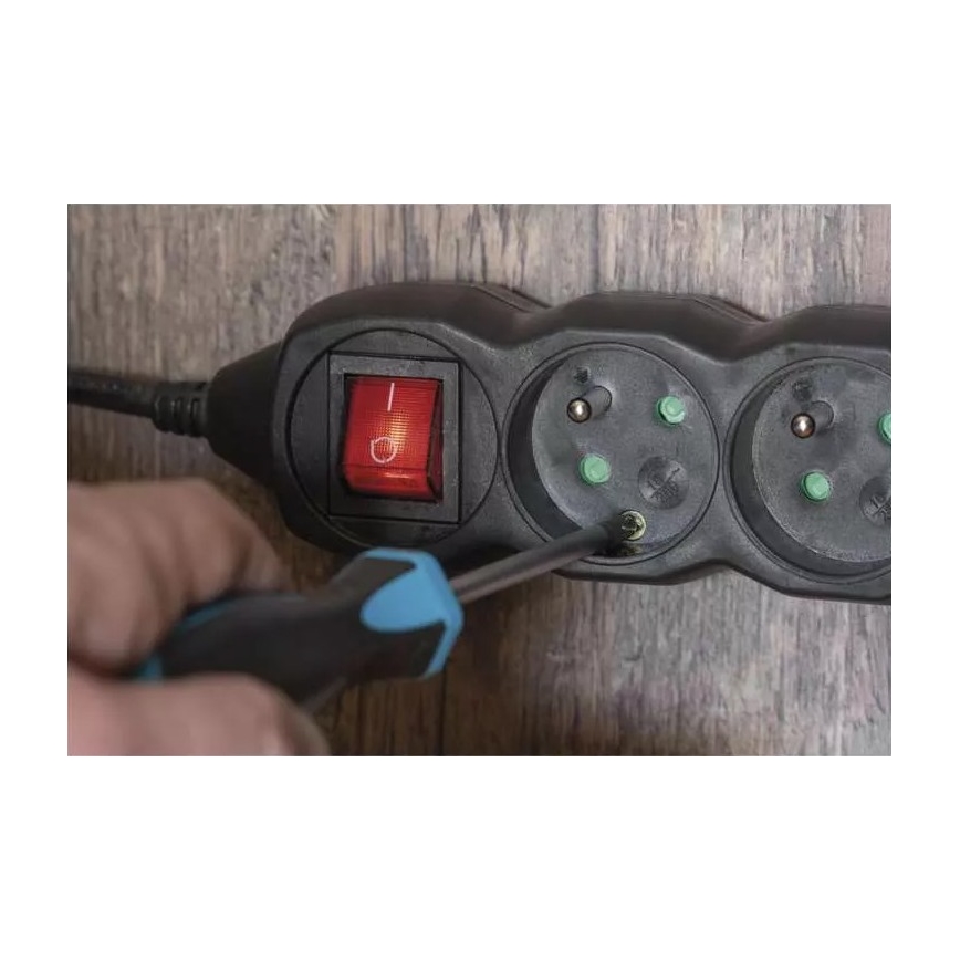 Hosszabbítókábel kapcsolóval 4 aljzat, 3 m, fekete