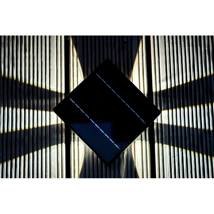 LED napelemes fali lámpa érzékelővel LED/2W/5V IP54 1300 mAh