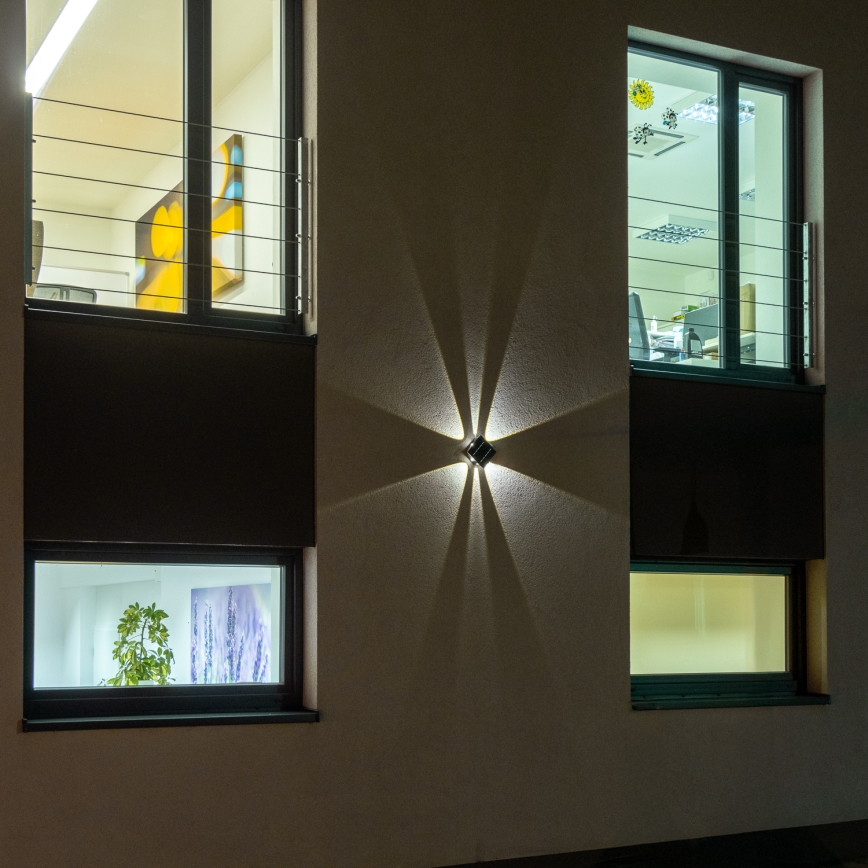 LED napelemes fali lámpa érzékelővel LED/2W/5V IP54 1300 mAh