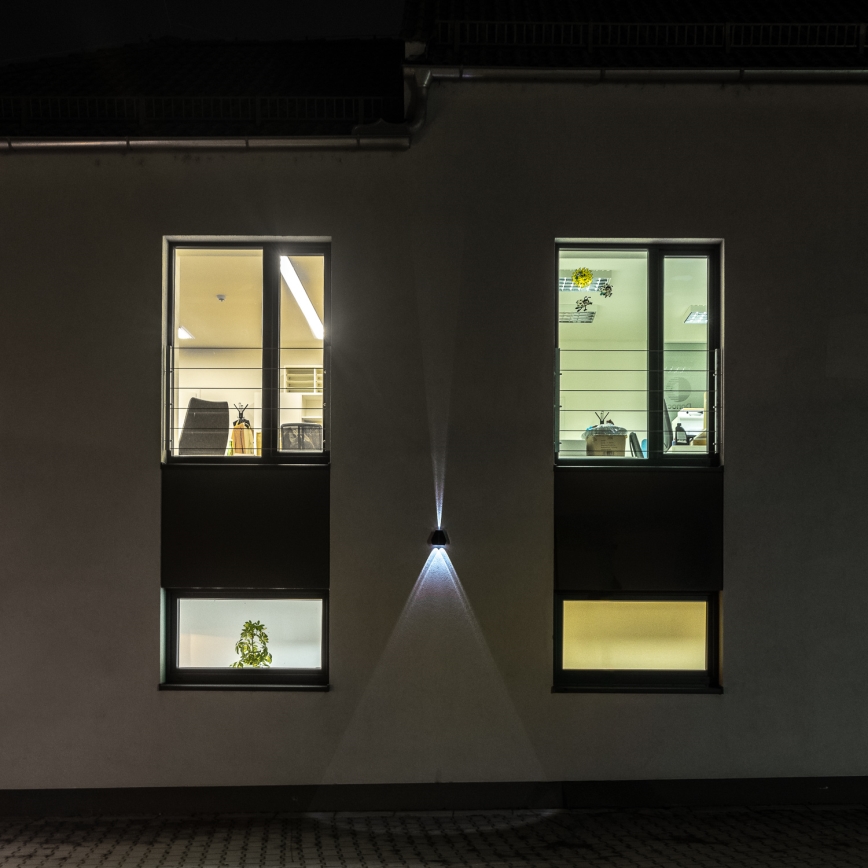 LED napelemes fali lámpa érzékelővel LED/2W/5V IP54 1300 mAh