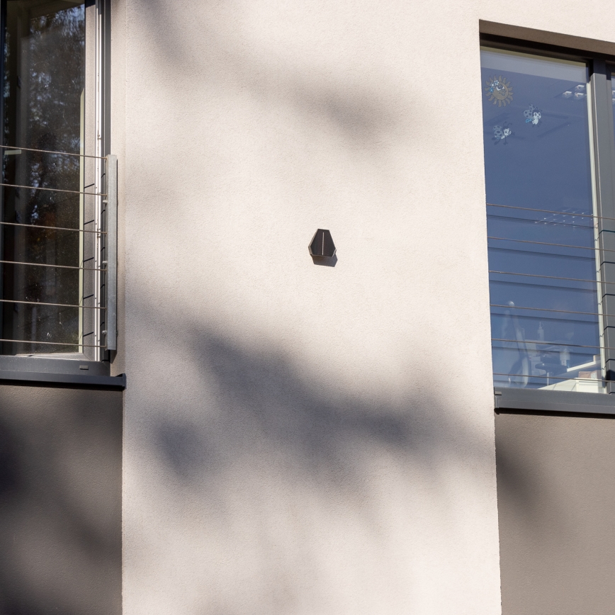 LED napelemes fali lámpa érzékelővel LED/2W/5V IP54 1300 mAh