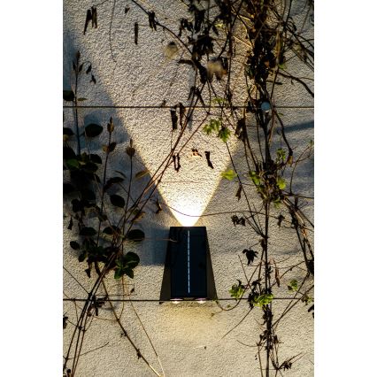 LED napelemes fali lámpa érzékelővel LED/2W/5V IP54 1300 mAh