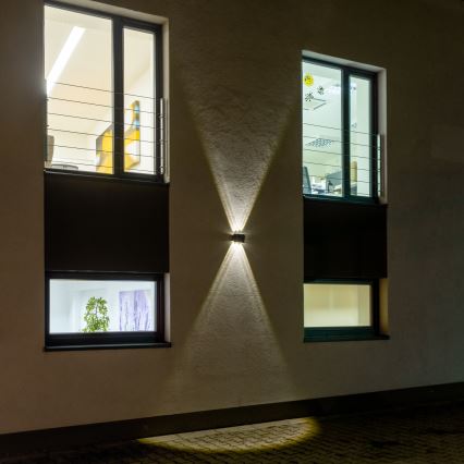 LED napelemes fali lámpa érzékelővel LED/2W/5V IP54 1300 mAh