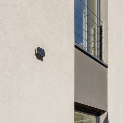 LED napelemes fali lámpa érzékelővel LED/2W/5V IP54 1300 mAh