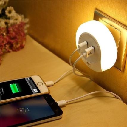 USB töltő LED megvilágítással LED/0,4W/230V