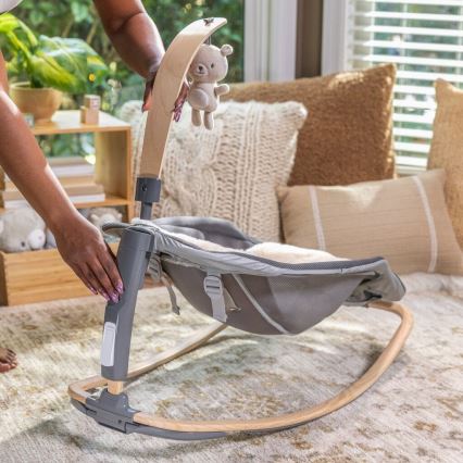 Ingenuity - Gyermek vibrációs pihenőszék dallammal EVERY SEASON WESLEY 3xC szürke