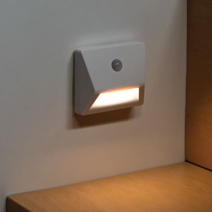 LED beépíthető lámpatest mozgás- és alkonyatérzékelővel IRS LED/0,3W/3xAAA IP54 fehér