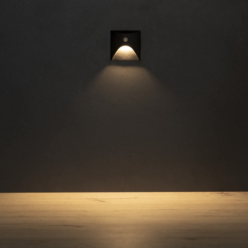LED lépcsővilágító lámpa mozgás- és alkonyérzékelővel EXIN LED/2,5W/230V 3000K IP65 fekete szögletes
