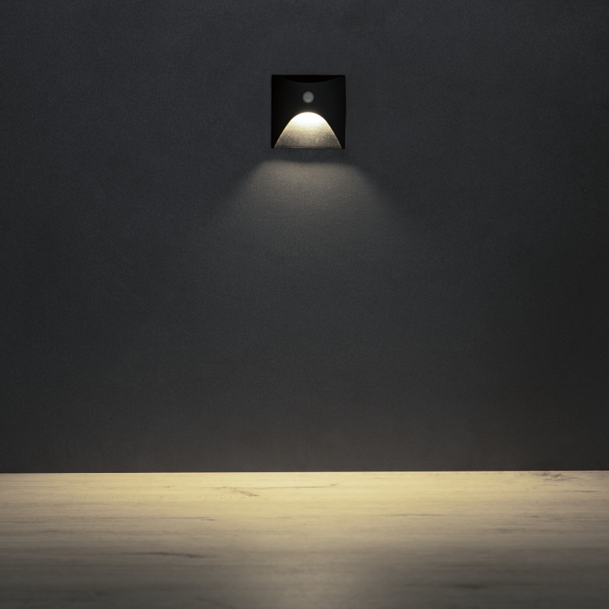 LED lépcsővilágító lámpa mozgás- és alkonyérzékelővel EXIN LED/2,5W/230V 4000K IP65 fekete, szögletes