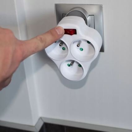 Kapcsolós elosztó 3 aljzattal