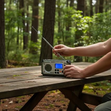 Kempingrádió kézi hajtókarral, napelemmel és LED lámpával, beépített powerbank funkcióval 5V/3xAAA/2000 mAh, IPX4, zöld