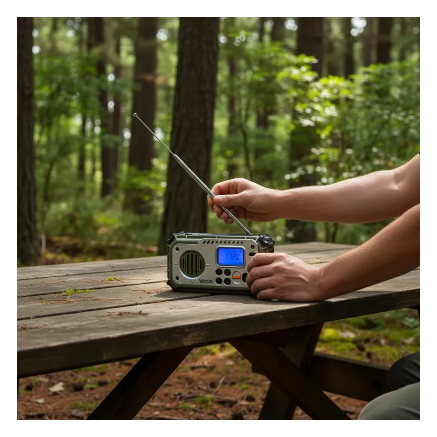 Kempingrádió kézi hajtókarral, napelemmel és LED lámpával, beépített powerbank funkcióval 5V/3xAAA/2000 mAh, IPX4, zöld