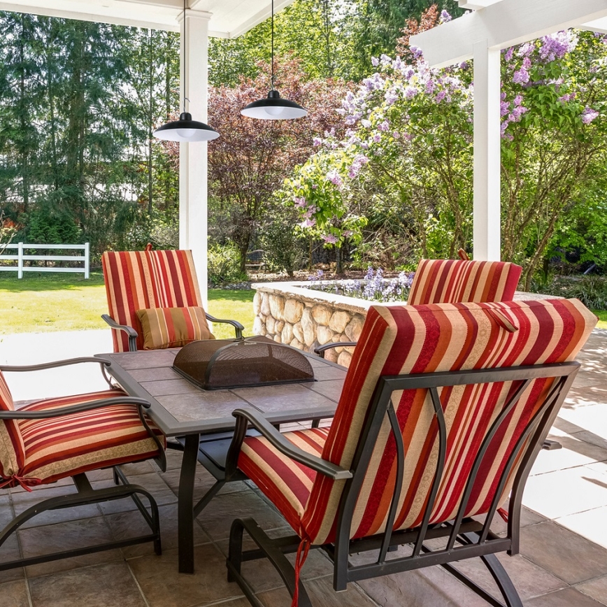 LED dimmelhető napelemes függesztett lámpa alkonyatérzékelővel LED/6W/3,7V 800 mAh IP44 + távirányító