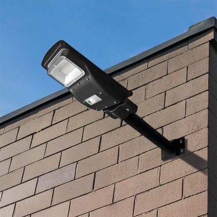 LED állítható fényerejű napelemes utcai lámpa mozgás- és alkonyatérzékelővel LED/6W/3,2V 6000K IP65 5000 mAh fekete + távirányító