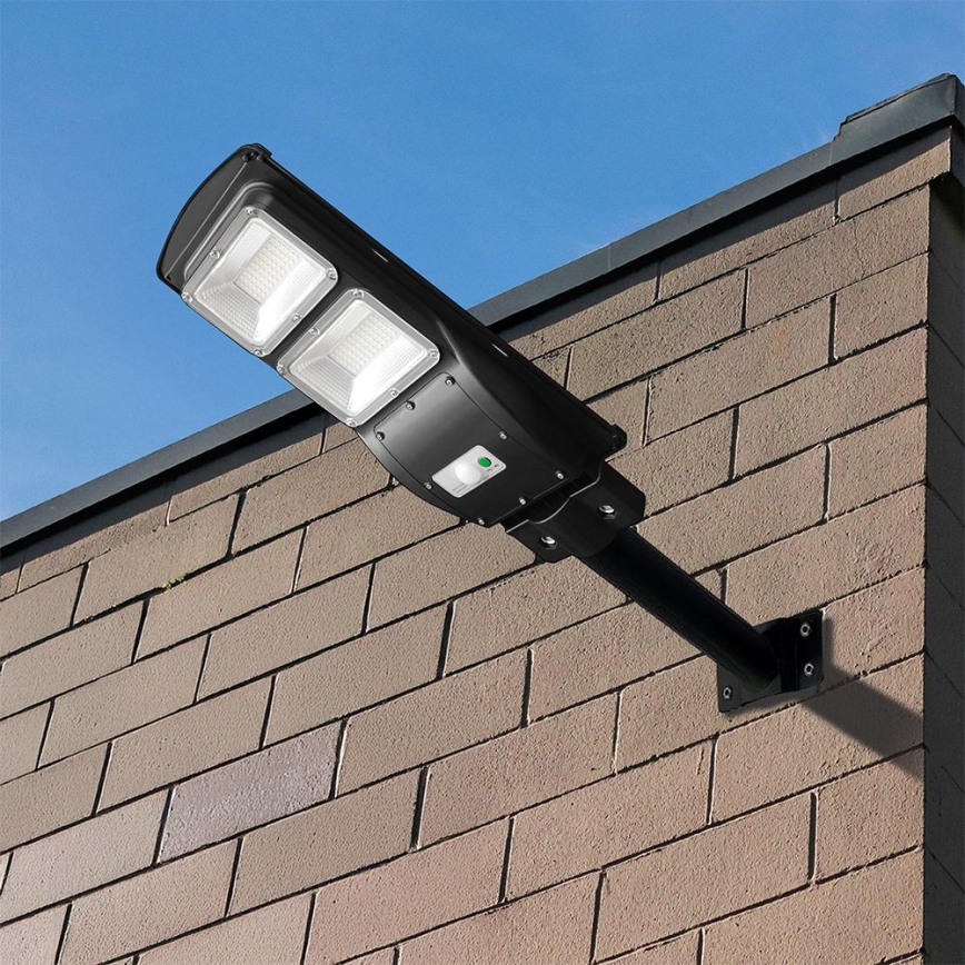 LED állítható fényerejű napelemes utcai lámpa mozgás- és alkonyatérzékelővel LED/8W/3,2V 6000K IP65 9000 mAh fekete + távirányító