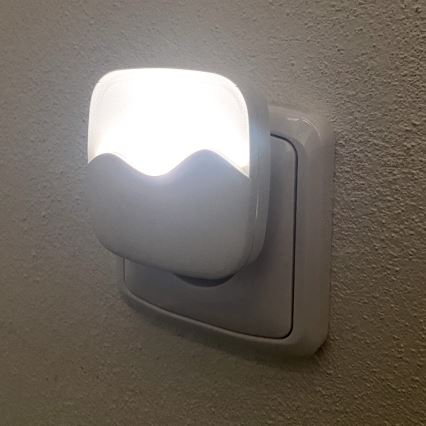LED Éjjeli fény érzékelővel SAMSUNG CHIP LED/0,5W/230V 60mm 4000K négyzet