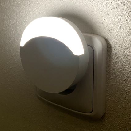 LED Éjjeli fény érzékelővel SAMSUNG CHIP LED/0,5W/230V 65mm 4000K kerek
