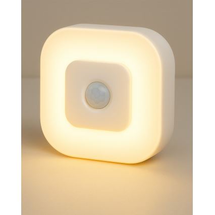 LED éjszakai lámpa érzékelővel LED/0,5W/4,5V 3xAAA fehér