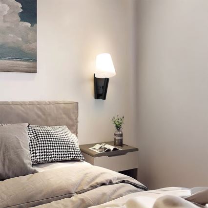 LED fali lámpa USB-porttal LED/2W/230V 3000K fekete/fehér