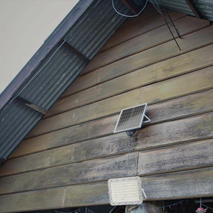 LED kültéri dimmelhető napelemes reflektor LED/15W/3,2V IP65 4000K 12000 mAh fehér + távirányítás