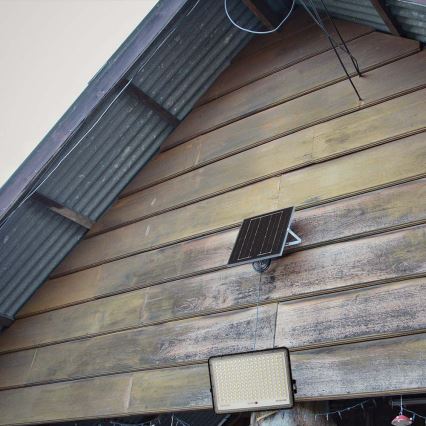 LED Kültéri napelemes reflektor LED/30W/3,2V 4000K fekete IP65 + távirányítás