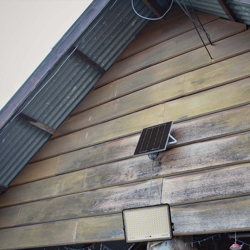 LED Kültéri napelemes reflektor LED/30W/3,2V 6400K fekete IP65 20000 mAh + távirányítás