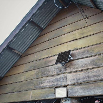 LED kültéri dimmelhető napelemes reflektor LED/6W/3,2V IP65 4000K 5000 mAh fekete + távirányítás