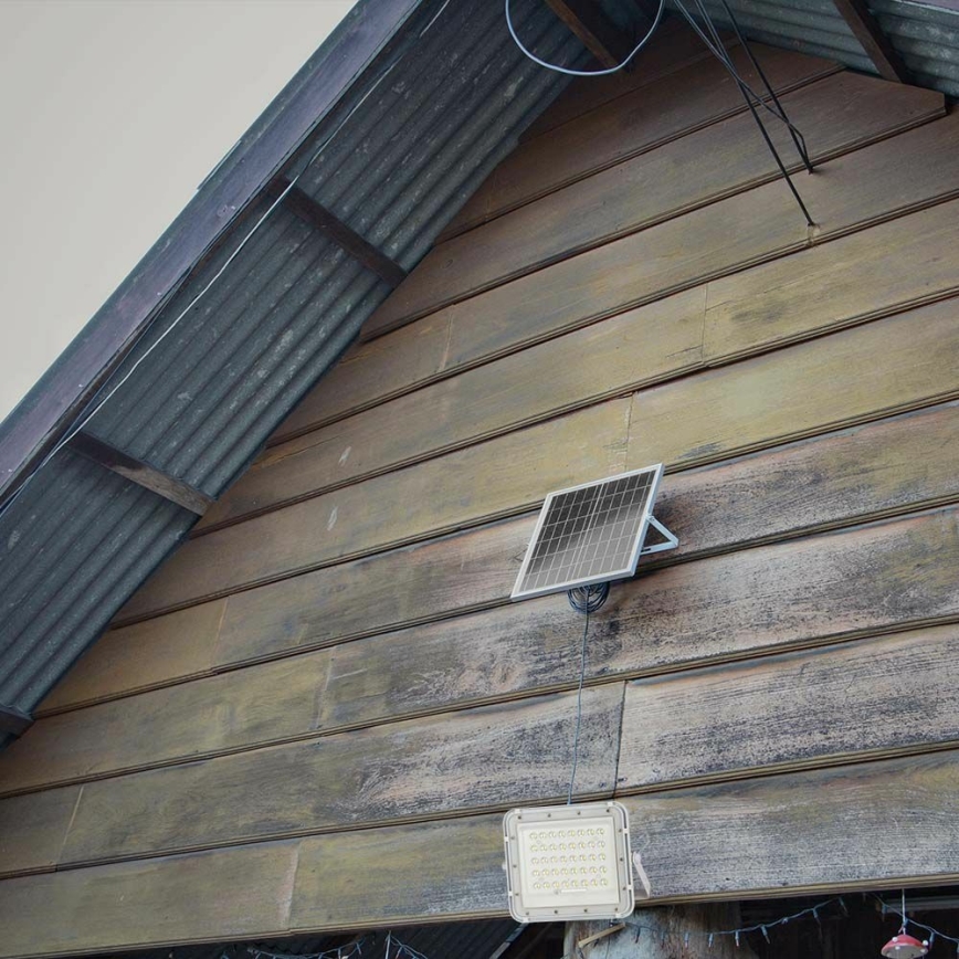 LED kültéri dimmelhető napelemes reflektor LED/6W/3,2V IP65 6400K 5000 mAh fehér + távirányítás