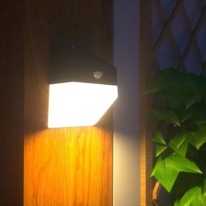 LED napelemes fali lámpa érzékelővel LED/2W/3,7V 4000K IP65 1200 mAh