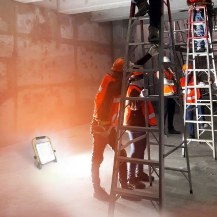 LED újratölthető reflektor állvánnyal LED/50W/3,2V 4500K 10000 mAh IP65 narancssárga