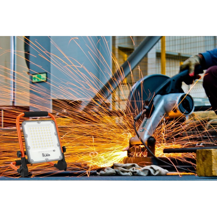 LED újratölthető reflektor állvánnyal LED/50W/3,2V 4500K 10000 mAh IP65 narancssárga