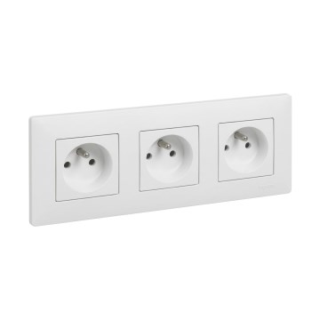 Legrand - Háztartási hármas fali aljzat kerettel NILOE STEP 250V fehér