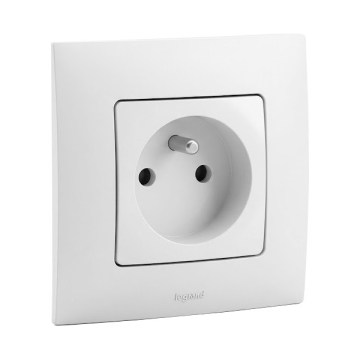 Legrand - NILOE 250V fehér keretes fali aljzat