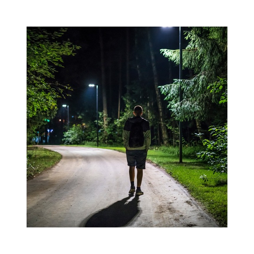 Fényerőszabályozható LED napelemes utcai lámpa érzékelővel URBI LED/11W/3,2V 6500K 15000 mAh IP54 + távirányító