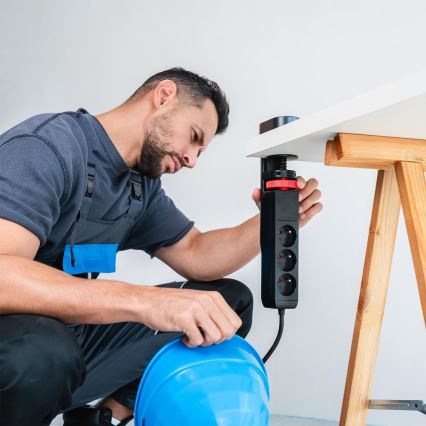 Hosszabbítókábel asztalra rögzíthető 3 aljzat E típus + 2xUSB-A + 1xUSB-C 1,5m fekete