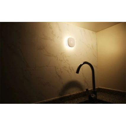 LED irányfény érzékelővel LED/0,45W/3xAAA 3000K fehér