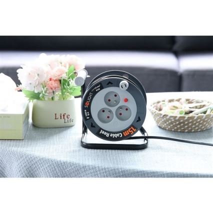 Dobon lévő, 3 aljzatú, 12 m hosszú hosszabbító kábel