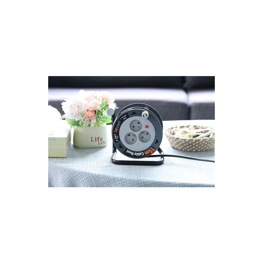 Dobon lévő, 3 aljzatú, 12 m hosszú hosszabbító kábel