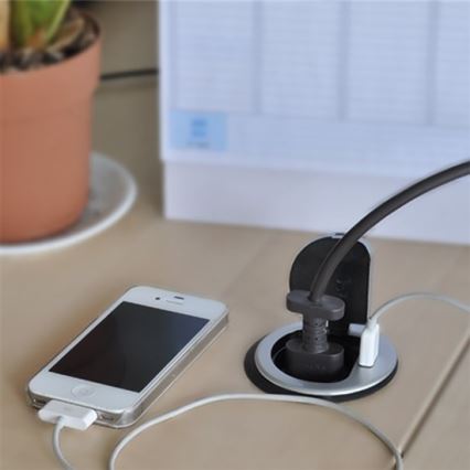 Beépített USB aljzat fedéllel 230V