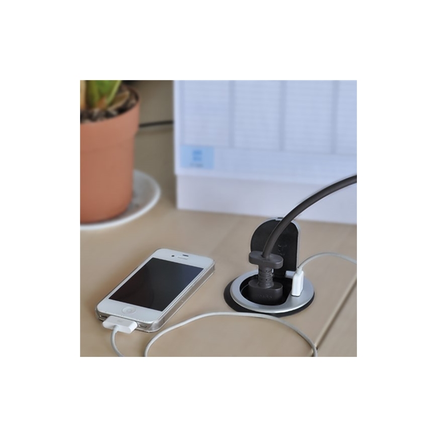 Beépített USB aljzat fedéllel 230V