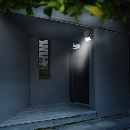 LED állítható fényerejű napelemes reflektor mozgás- és alkonyatérzékelővel LED/6W/3,7V 2200 mAh 3000/4000/6500K IP65