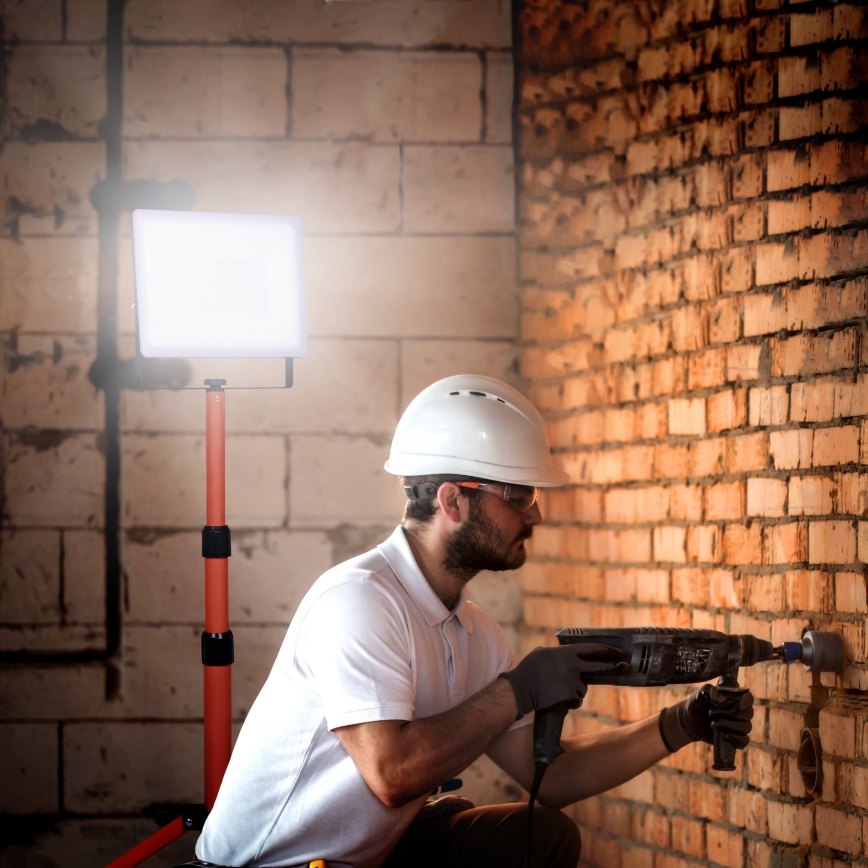 LED Reflektor állvánnyal LED/100W/230V 4000K IP65