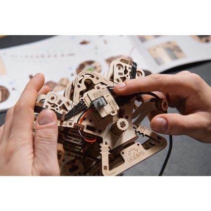 Ugears - 3D fából készült mechanikus kirakó: V8-motor